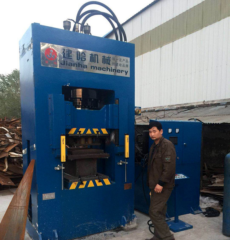 山东建哈宝发重工315吨框架式液压机